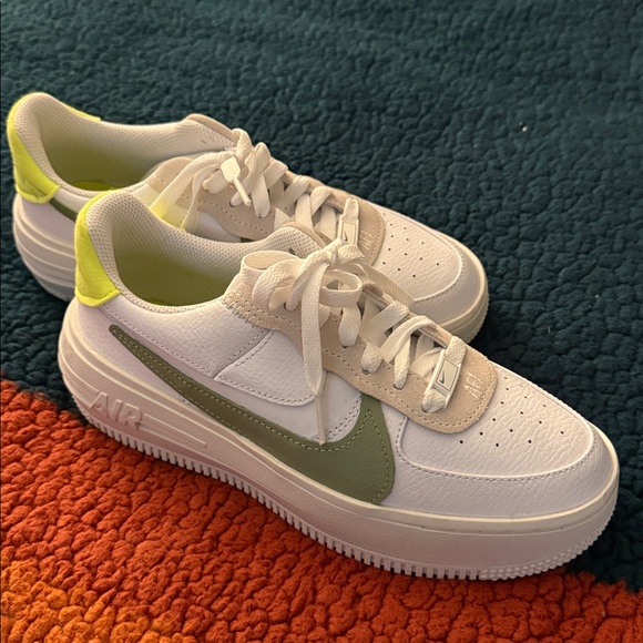 Nike Women's Air Force 1 White and Green Sneakers - Picture 10 of 11